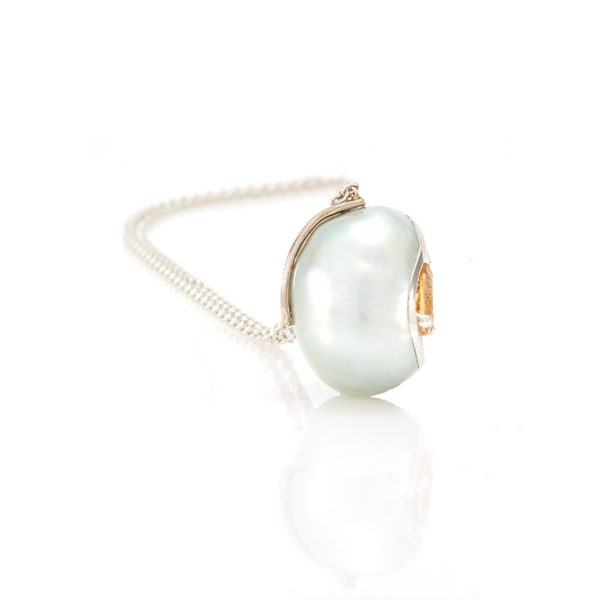 Pendentif Larme, or balnc, perle baroque, diamants et saphir orange 5