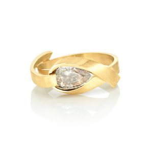 Or jaune 18K, ruban, diamant poire 8